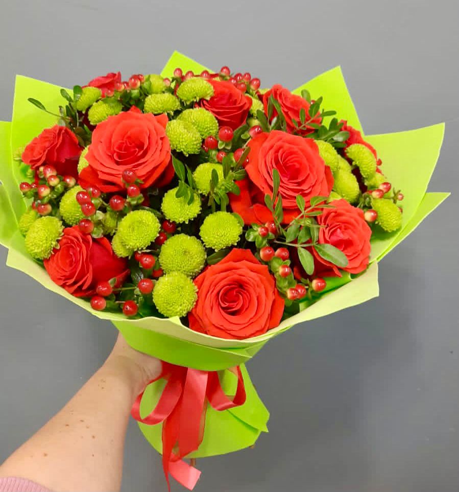 Букет цветов из: Хризантемы и Розы в Питерке