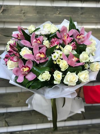 Букет цветов из: Розы и Хризантемы в Питерке