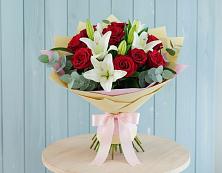 Букет цветов из:  Лилии и Розы в Питерке