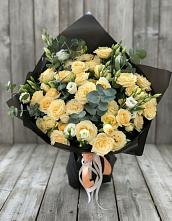 Букет цветов из:  Розы и Лизиантусы в Питерке