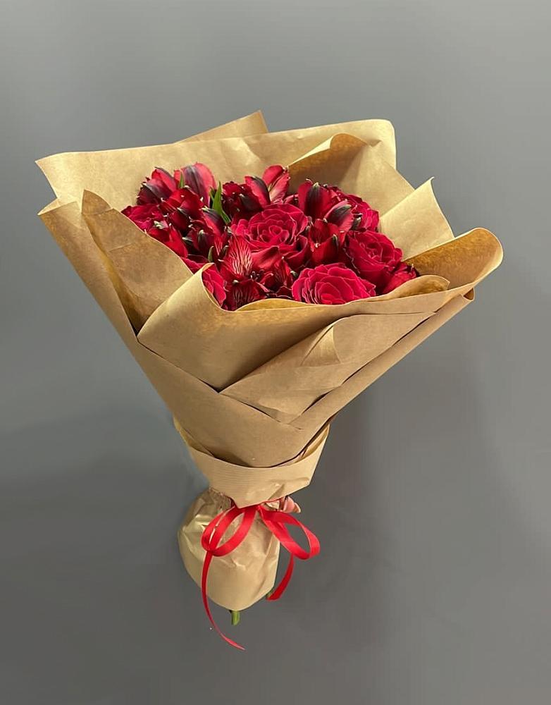 Букет цветов из: Альстромерии и Розы в Питерке