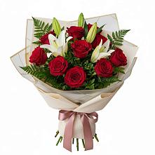 Букет цветов из:  Лилии и Розы в Питерке