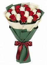 Букет Микс из красных и белых роз в Питерке