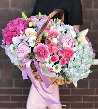 Цветочная композиция из Розы, Хризантемы, Пионы и Лизиантусы в корзине в Питерке