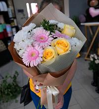 Букет цветов из:  Герберы, Розы и Хризантемы в Питерке