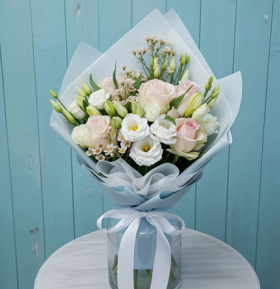 Букет цветов из: Розы и Лизиантусы в Питерке