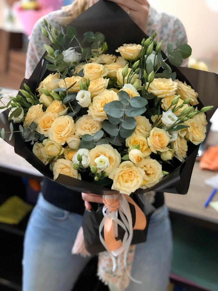 Букет цветов из: Розы и Лизиантусы в Питерке