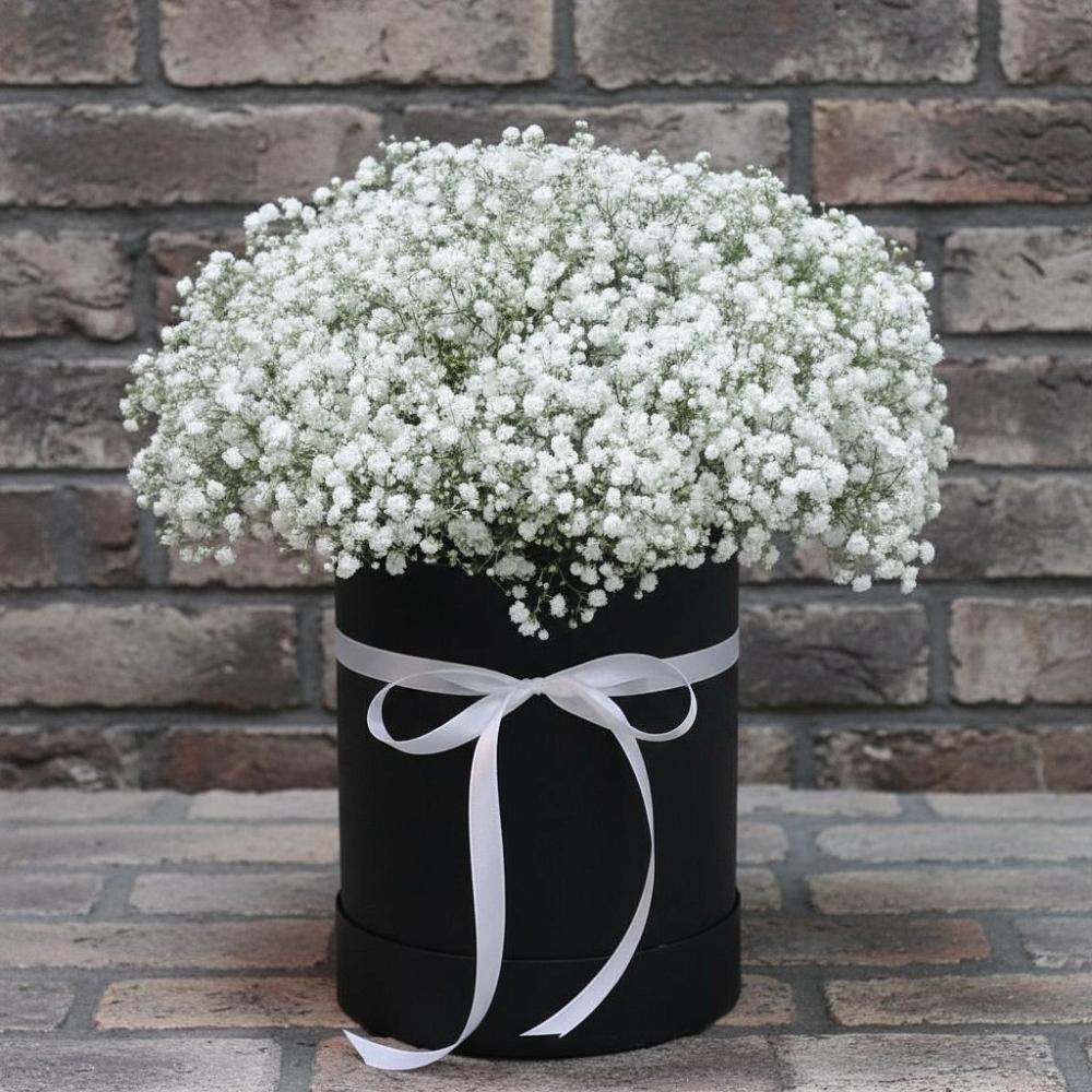 Цветочная композиция из Гипсофила в шляпной коробке в Питерке