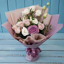 Букет цветов из:  Розы и Лизиантусы в Питерке