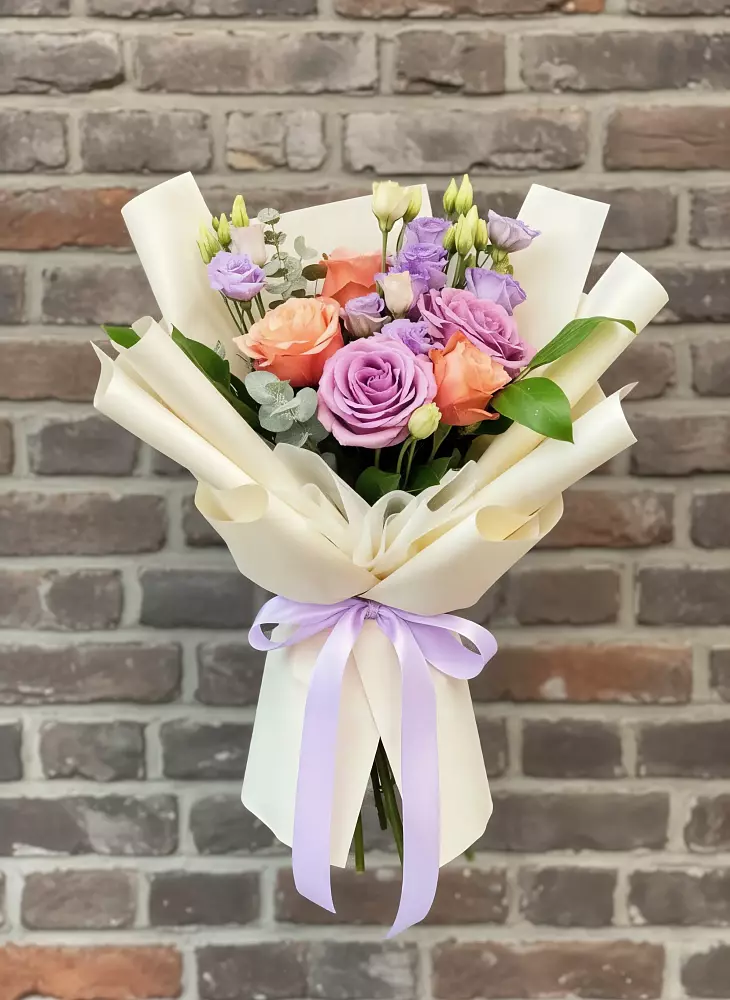 Букет цветов из: Лизиантусы и Розы в Питерке