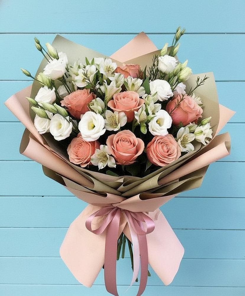 Букет цветов из: Розы, Альстромерии и Лизиантусы в Питерке
