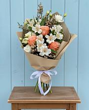 Букет цветов из:  Альстромерии, Лизиантусы, Розы и Хризантемы в Питерке