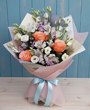 Букет цветов из:  Лизиантусы, Розы, Альстромерии и Гипсофила в Питерке