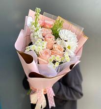 Букет цветов из:  Хризантемы и Розы в Питерке
