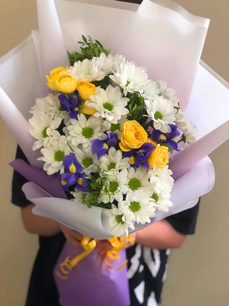 Букет цветов из: Ирисы, Хризантемы и Розы в Питерке