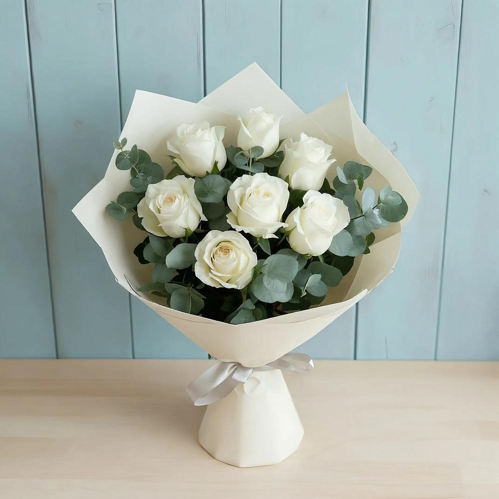 Букет Белые розы в Эвкалипте в Питерке