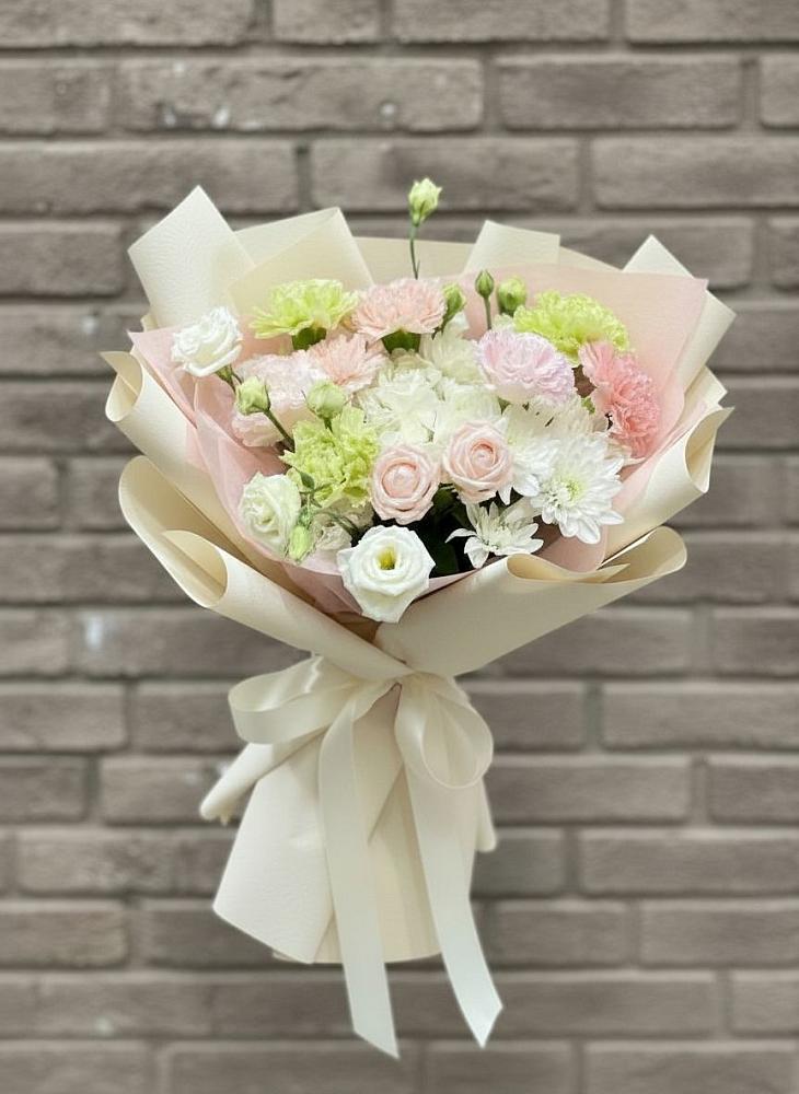 Букет цветов из: Гвоздики, Розы, Лизиантусы и Хризантемы в Питерке