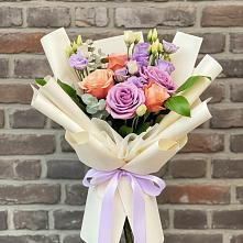 Букет цветов из:  Лизиантусы и Розы в Питерке