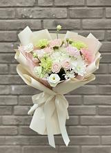 Букет цветов из:  Гвоздики, Розы, Лизиантусы и Хризантемы в Питерке