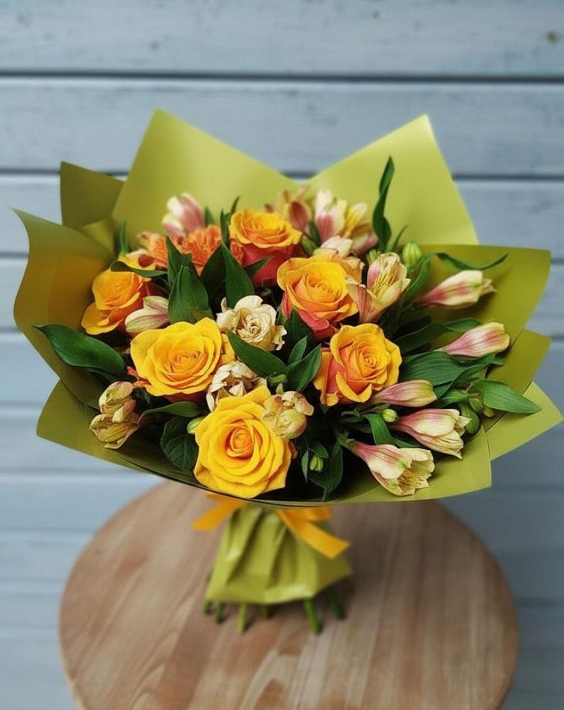 Букет цветов из: Альстромерии и Розы в Питерке