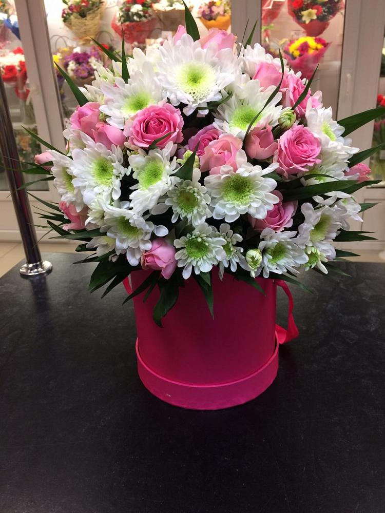 Цветочная композиция из Розы и Хризантемы в шляпной коробке в Питерке