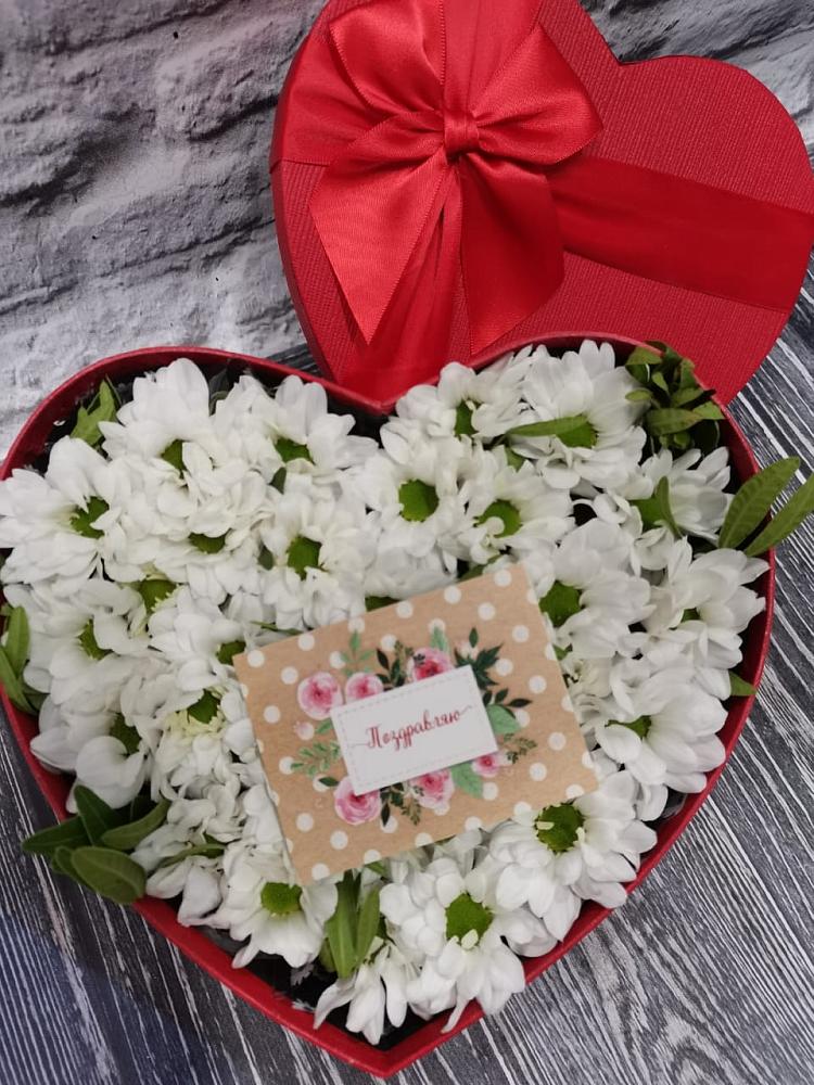 Цветочная композиция из Хризантемы в виде сердца в Питерке