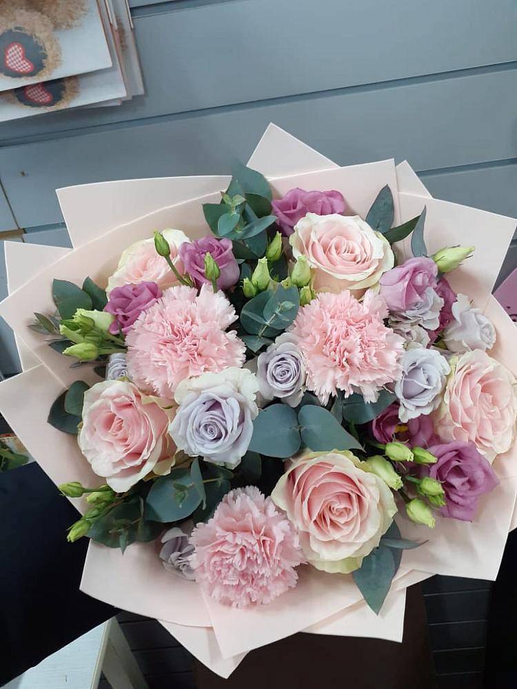 Букет цветов из: Розы, Гвоздики и Лизиантусы в Питерке