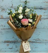 Букет цветов из:  Розы и Лизиантусы в Питерке