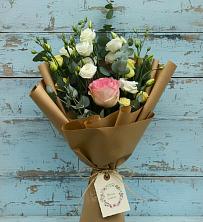 Букет цветов из:  Розы и Лизиантусы в Питерке