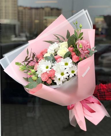 Букет цветов из: Розы, Лизиантусы и Хризантемы в Питерке