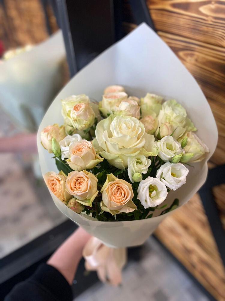 Букет цветов из: Розы и Лизиантусы в Питерке